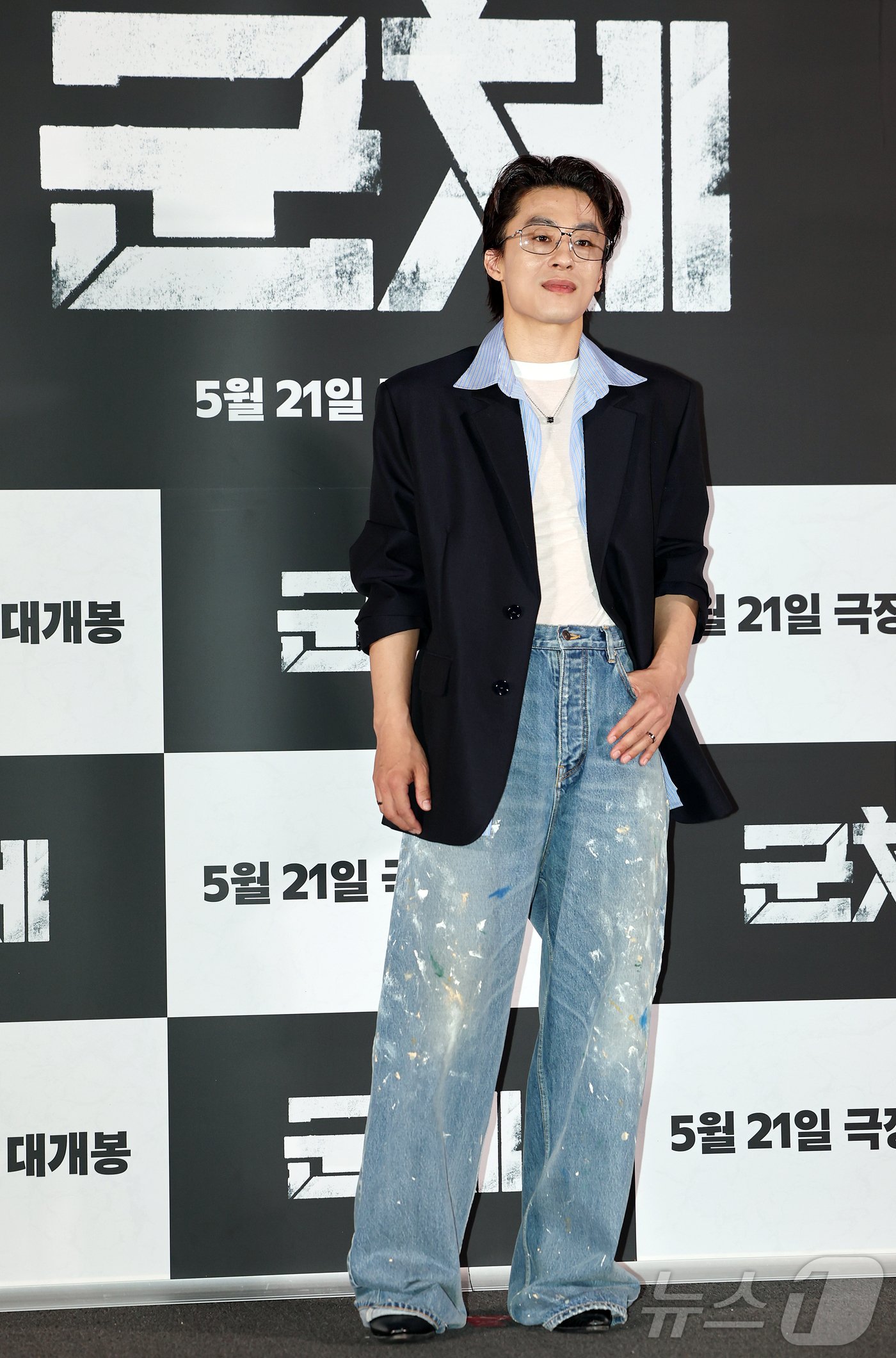 (서울=뉴스1) 김진환 기자 = 배우 구교환이 20일 서울 용산구 CGV용산아이파크몰에서 열린 영화 '군체' 기자간담회에 참석해 포즈를 취하고 있다.'군체'는 정체불명의 감염사태로 …