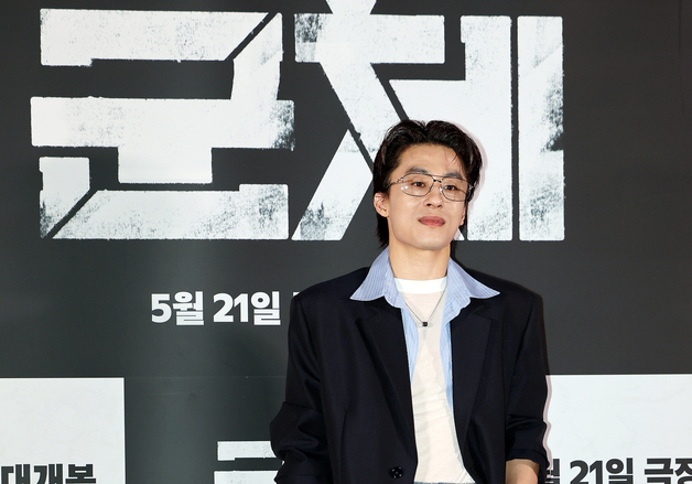 포즈 취하는 구교환