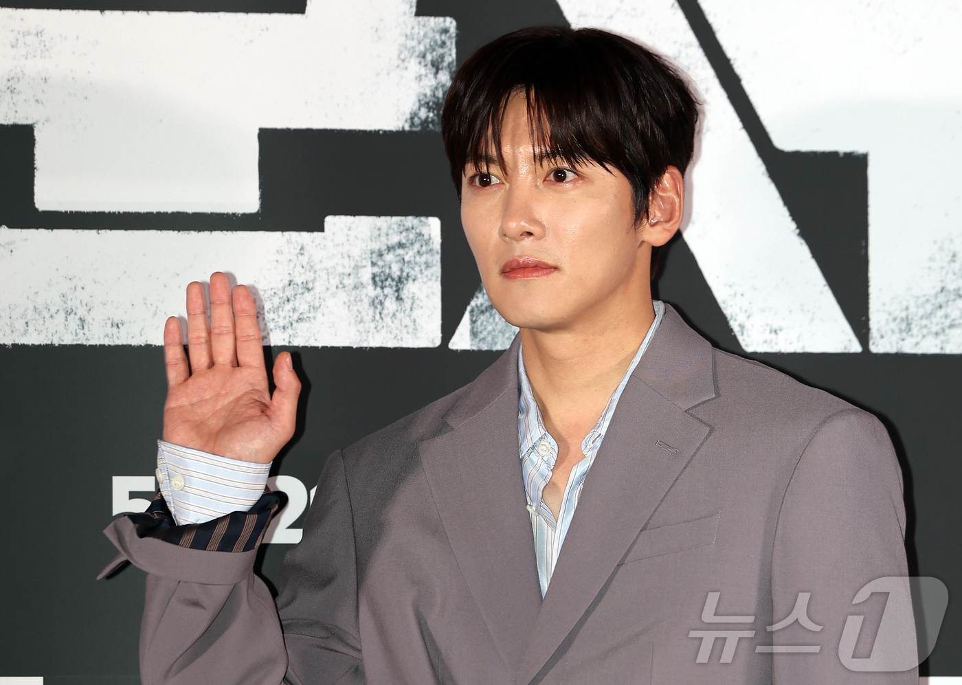 (서울=뉴스1) 김진환 기자 = 배우 지창욱이 20일 서울 용산구 CGV용산아이파크몰에서 열린 영화 '군체' 기자간담회에 참석해 포즈를 취하고 있다.'군체'는 정체불명의 감염사태로 …