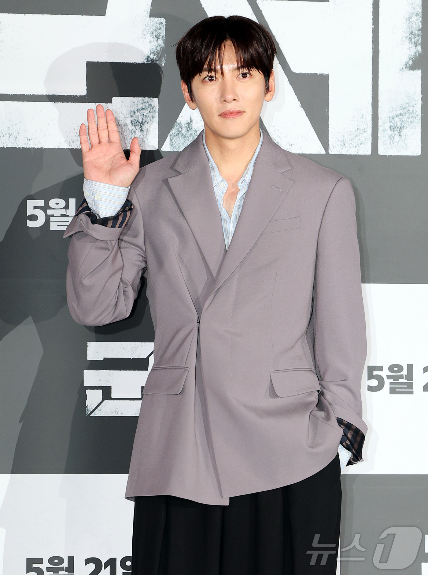 (서울=뉴스1) 김진환 기자 = 배우 지창욱이 20일 서울 용산구 CGV용산아이파크몰에서 열린 영화 '군체' 기자간담회에 참석해 포즈를 취하고 있다.'군체'는 정체불명의 감염사태로 …