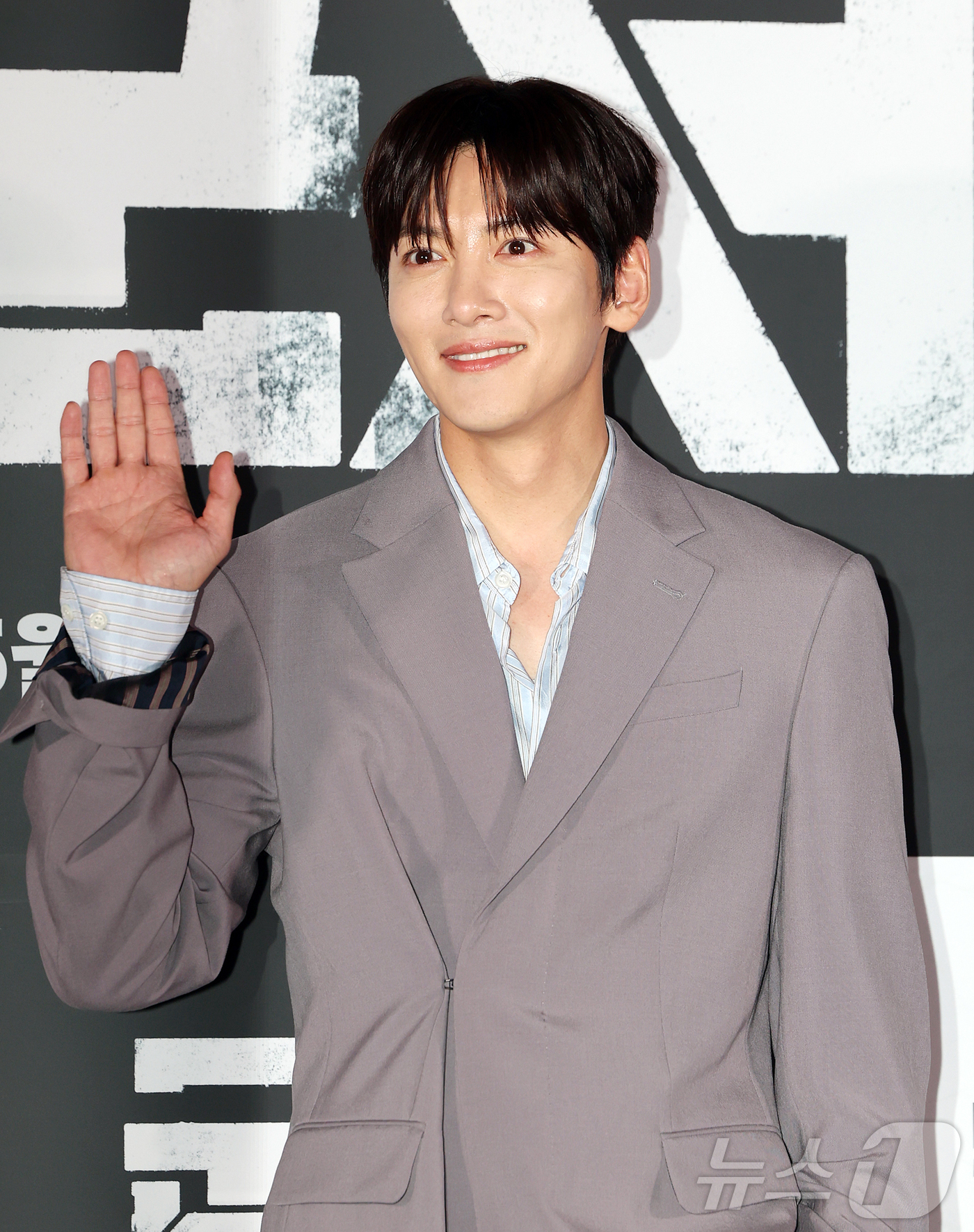 (서울=뉴스1) 김진환 기자 = 배우 지창욱이 20일 서울 용산구 CGV용산아이파크몰에서 열린 영화 '군체' 기자간담회에 참석해 포즈를 취하고 있다.'군체'는 정체불명의 감염사태로 …