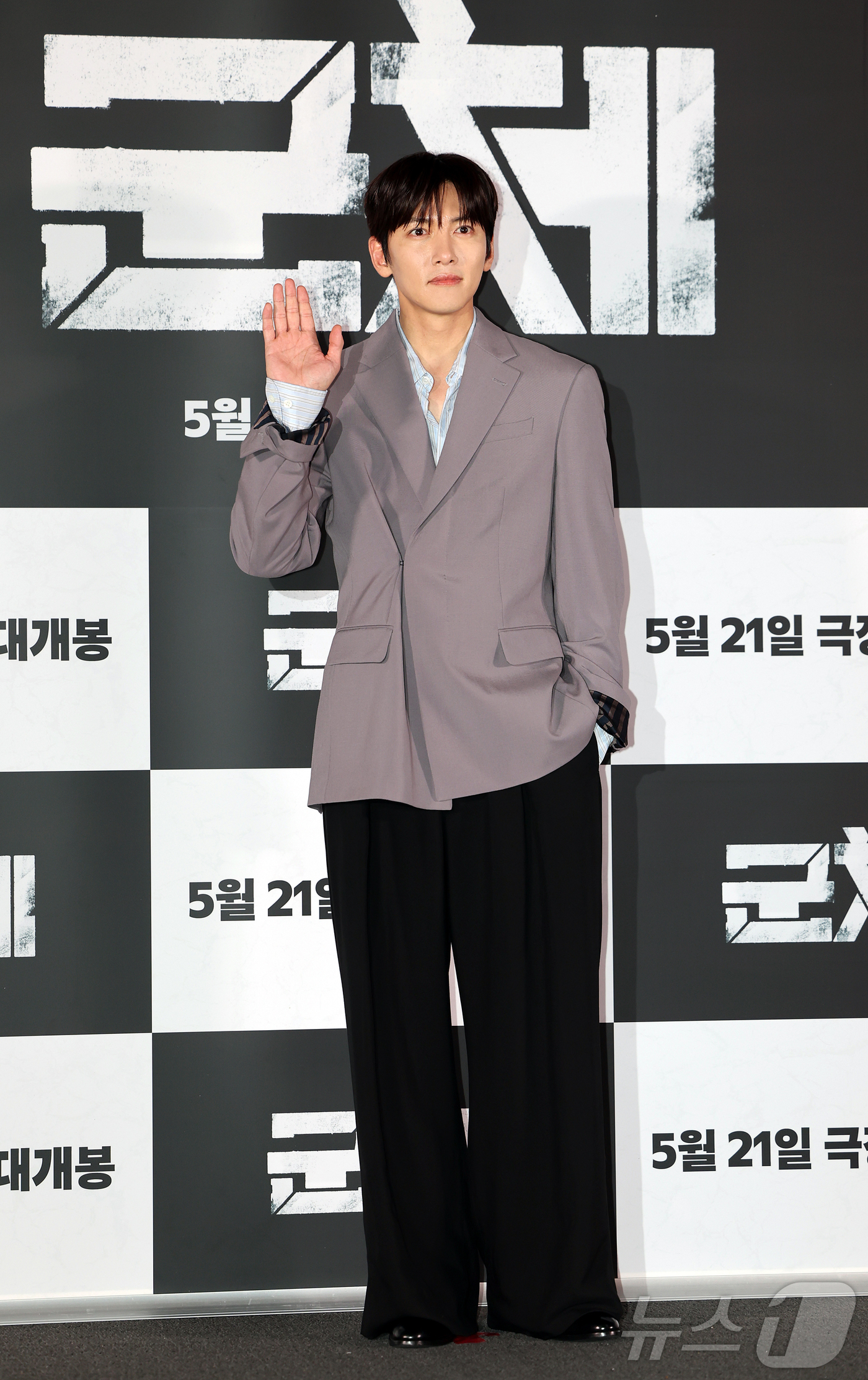 (서울=뉴스1) 김진환 기자 = 배우 지창욱이 20일 서울 용산구 CGV용산아이파크몰에서 열린 영화 '군체' 기자간담회에 참석해 포즈를 취하고 있다.'군체'는 정체불명의 감염사태로 …