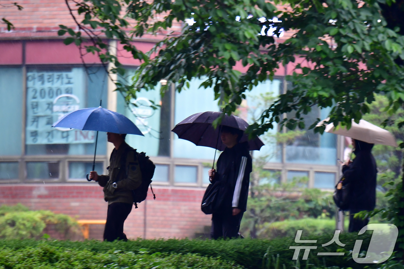 (포항=뉴스1) 최창호 기자 = 20일 오후 경북 포항선린대학교에서 강의를 마친 학생들이 잰걸음으로 이동하고 있다. 2026.5.20/뉴스1