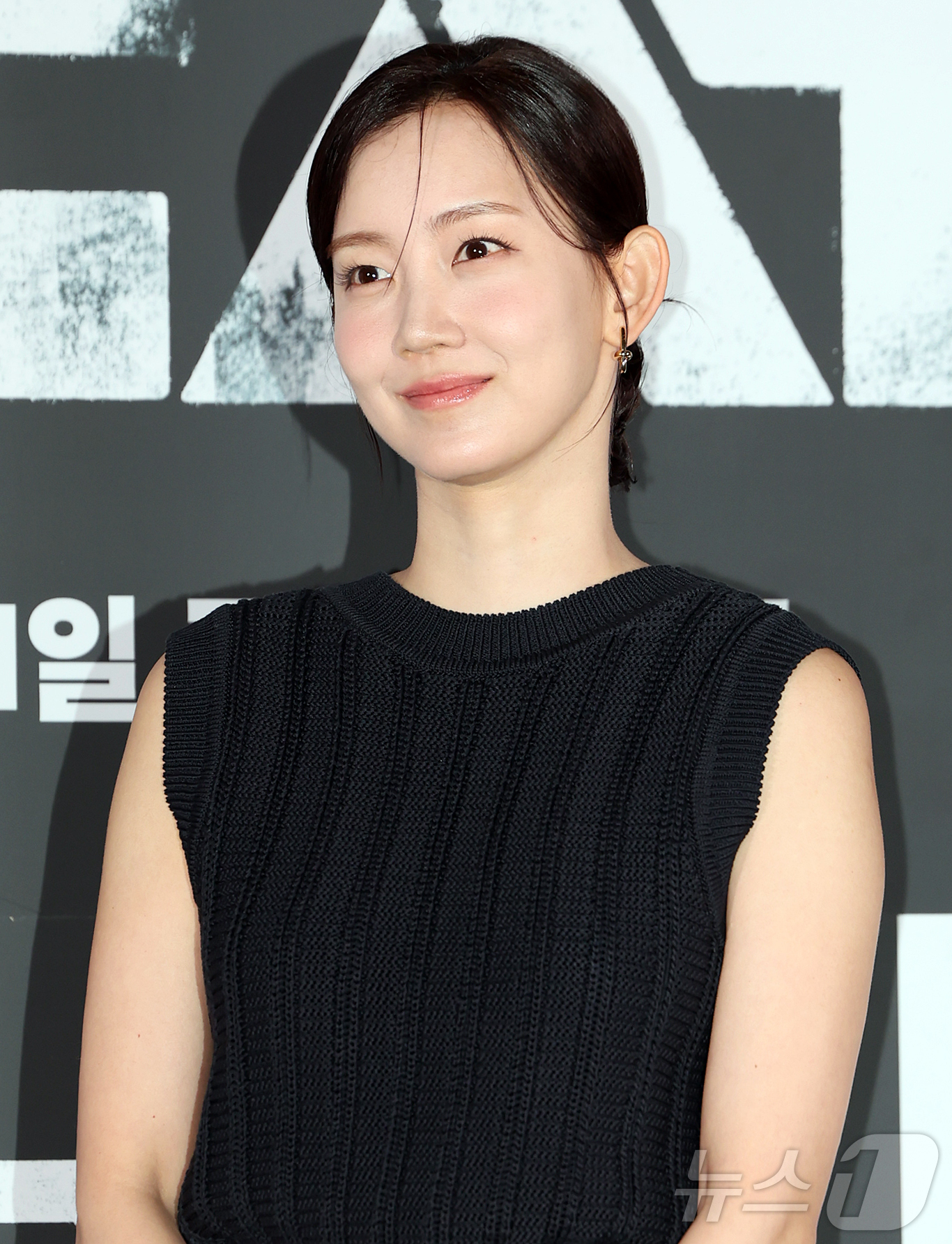 (서울=뉴스1) 김진환 기자 = 배우 신현빈이 20일 서울 용산구 CGV용산아이파크몰에서 열린 영화 '군체' 기자간담회에 참석해 포즈를 취하고 있다.'군체'는 정체불명의 감염사태로 …