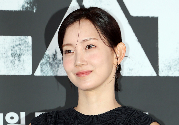 신현빈, 단아한 미소