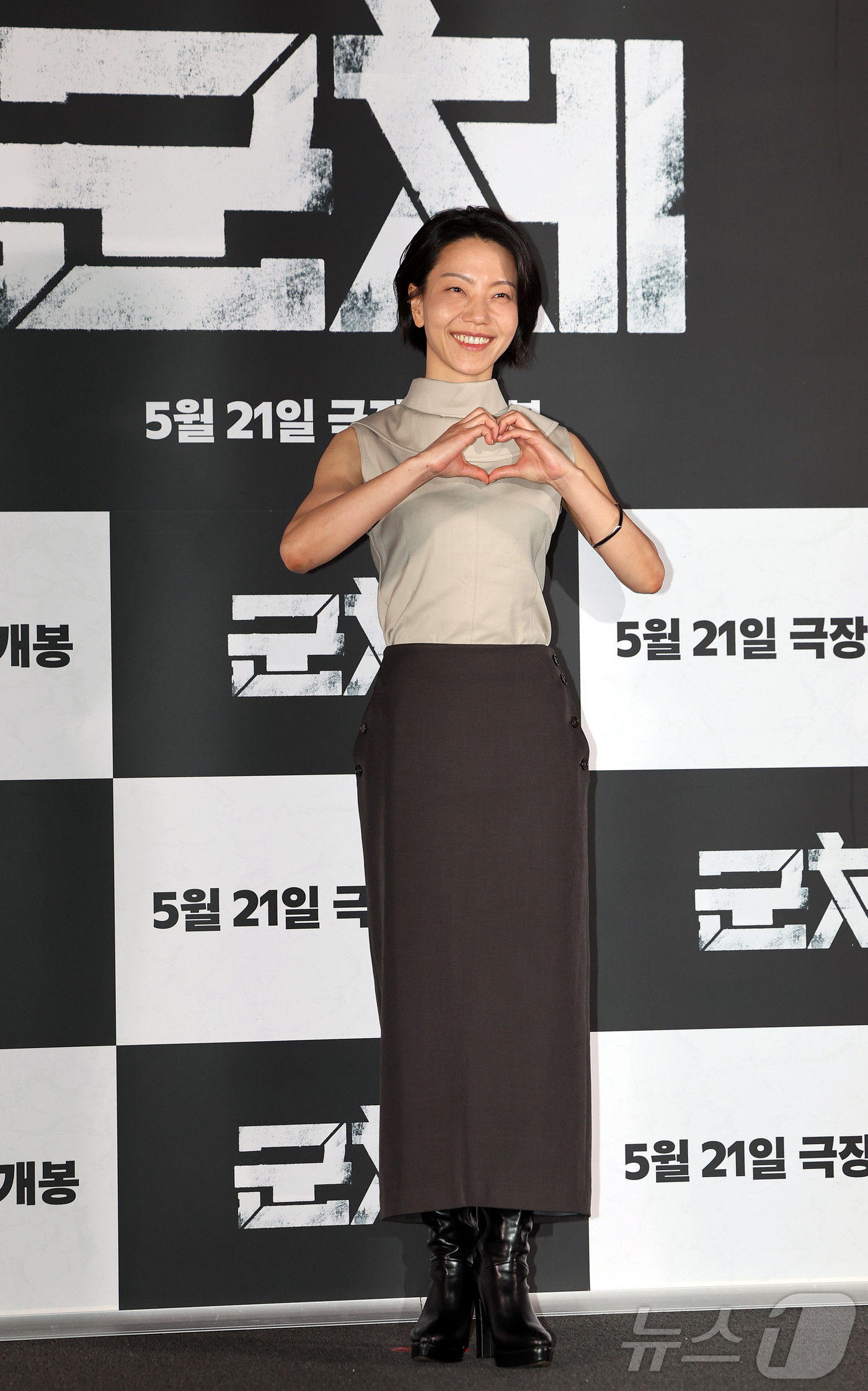 (서울=뉴스1) 김진환 기자 = 배우 김신록이 20일 서울 용산구 CGV용산아이파크몰에서 열린 영화 '군체' 기자간담회에 참석해 포즈를 취하고 있다.'군체'는 정체불명의 감염사태로 …