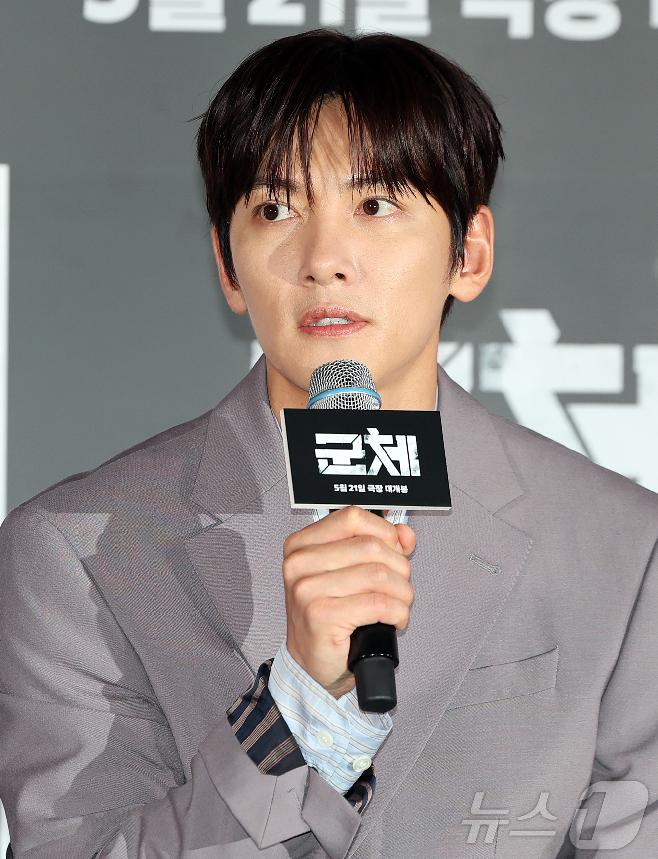 (서울=뉴스1) 김진환 기자 = 배우 지창욱이 20일 서울 용산구 CGV용산아이파크몰에서 열린 영화 '군체' 기자간담회에 참석해 인사말을 하고 있다.'군체'는 정체불명의 감염사태로 …