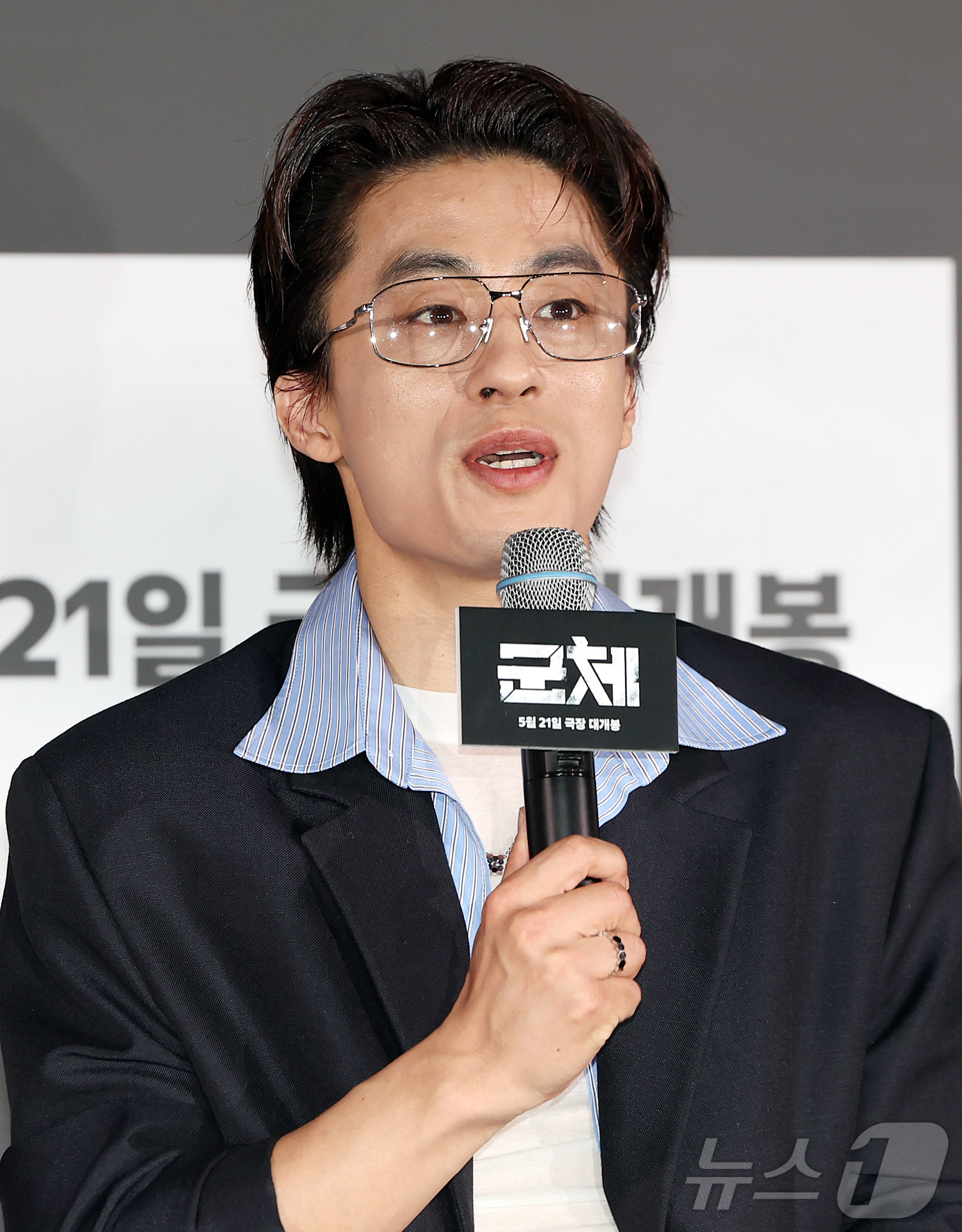 (서울=뉴스1) 김진환 기자 = 배우 구교환이 20일 서울 용산구 CGV용산아이파크몰에서 열린 영화 '군체' 기자간담회에 참석해 인사말을 하고 있다.'군체'는 정체불명의 감염사태로 …