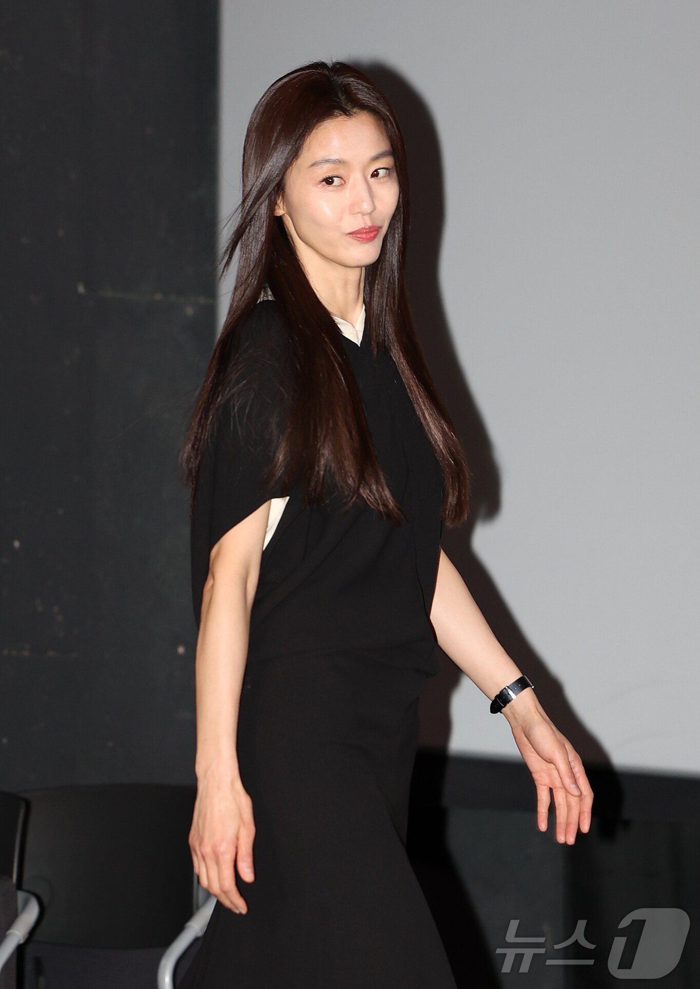 본문 이미지 - 배우 전지현이 20일 서울 용산구 CGV용산아이파크몰에서 열린 영화 '군체' 기자간담회에 참석하고 있다. '군체'는 정체불명의 감염사태로 봉쇄된 건물 안, 고립된 생존자들이 예측할 수 없는 형태로 진화하는 감염자들에 맞서 벌이는 사투를 그린 작품으로 오는 21일 개봉한다. 2026.5.20 ⓒ 뉴스1 김진환 기자