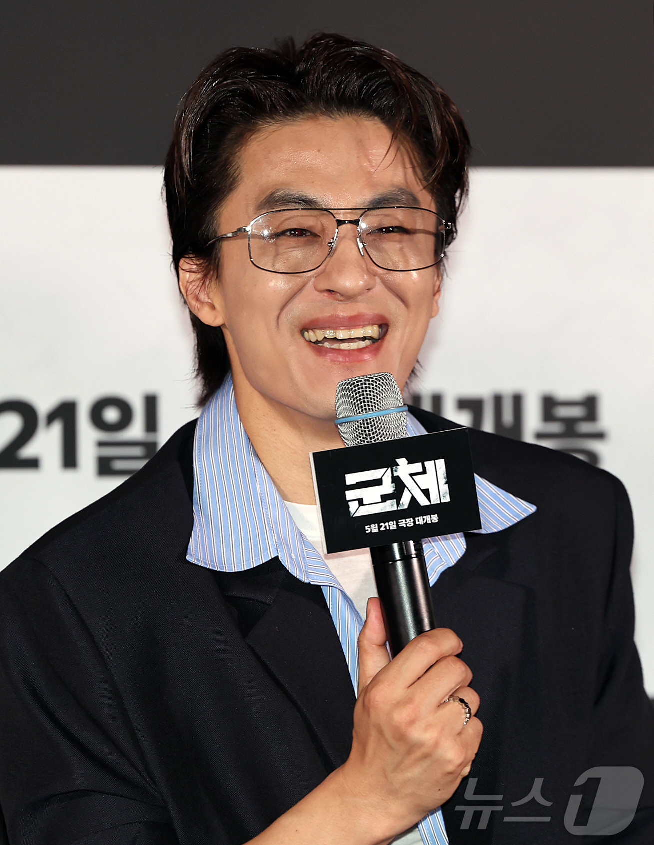 (서울=뉴스1) 김진환 기자 = 배우 구교환이 20일 서울 용산구 CGV용산아이파크몰에서 열린 영화 '군체' 기자간담회에 참석해 취재진 질문에 답변하고 있다.'군체'는 정체불명의 …