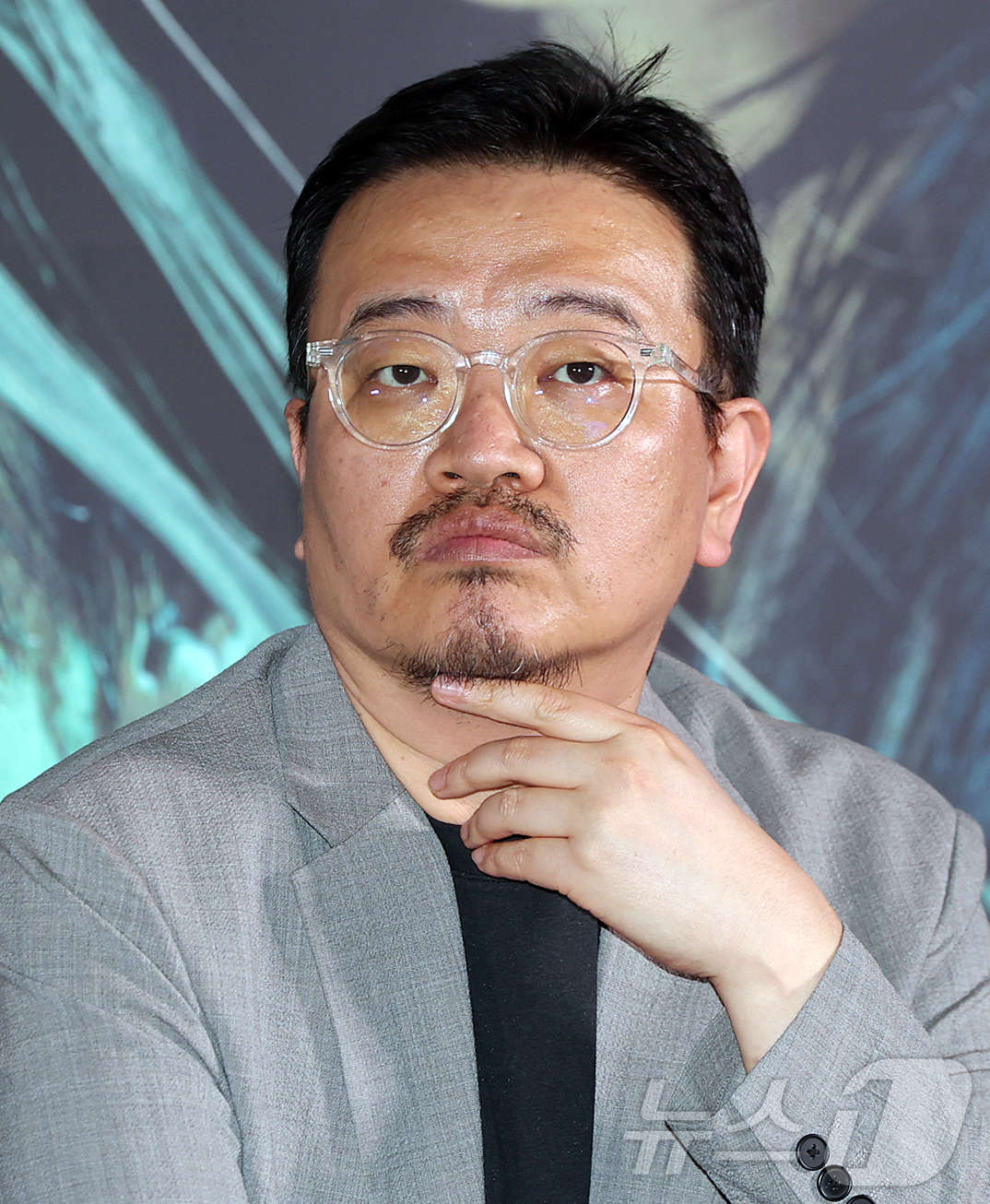 (서울=뉴스1) 김진환 기자 = 연상호 감독이 20일 서울 용산구 CGV용산아이파크몰에서 열린 영화 '군체' 기자간담회에 참석해 취재진 질문을 듣고 있다.'군체'는 정체불명의 감염 …