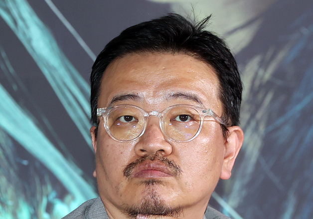 취재진 질문 듣는 연상호 감독
