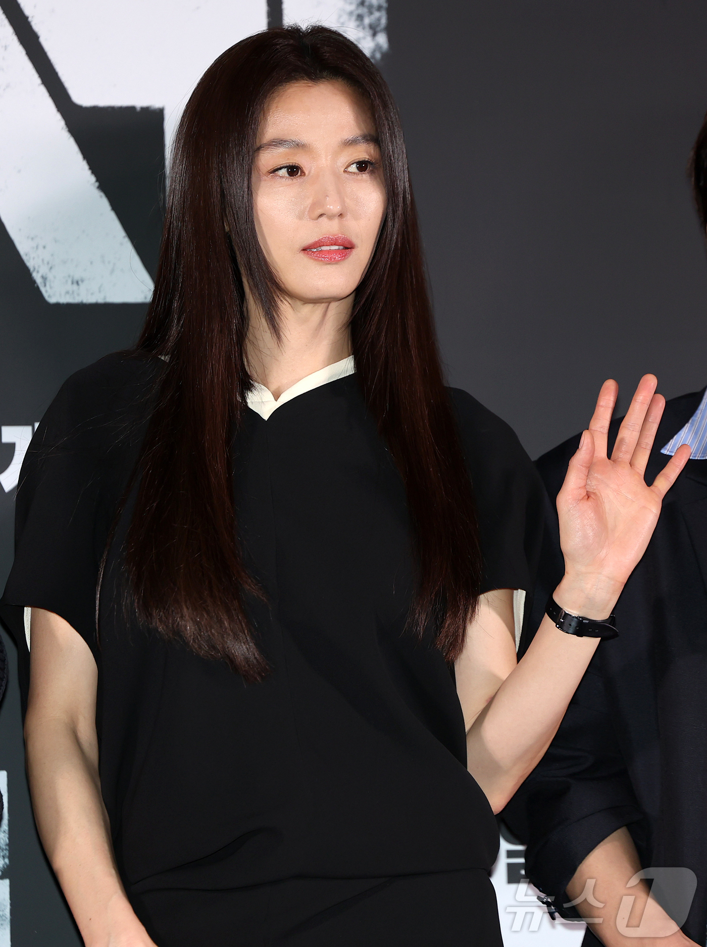 (서울=뉴스1) 김진환 기자 = 배우 전지현이 20일 서울 용산구 CGV용산아이파크몰에서 열린 영화 '군체' 기자간담회에 참석해 포즈를 취하고 있다.'군체'는 정체불명의 감염사태로 …