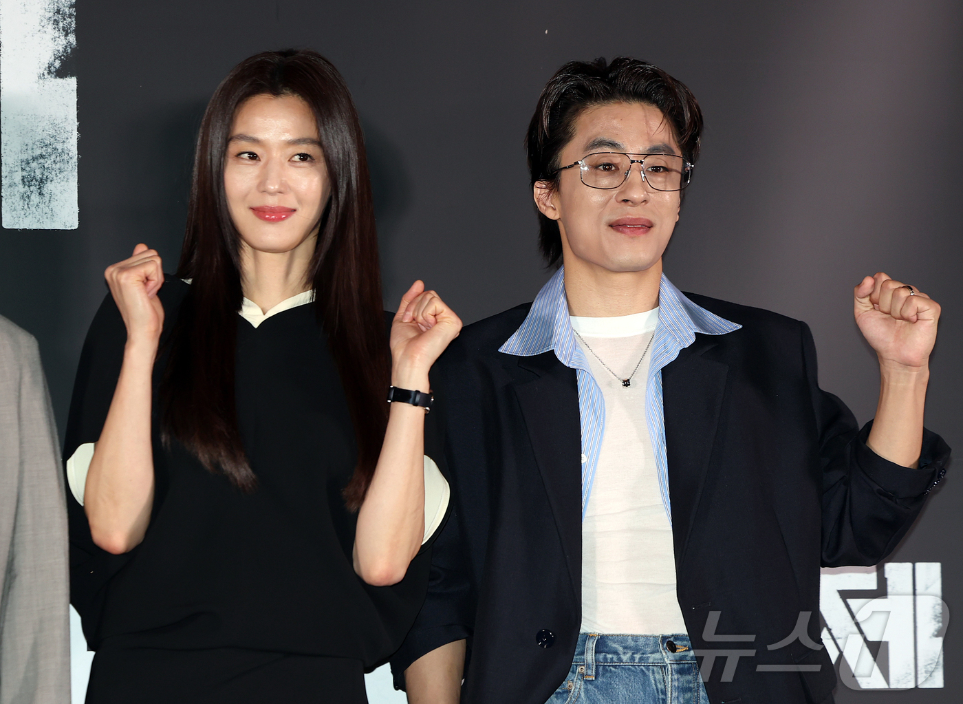 (서울=뉴스1) 김진환 기자 = 배우 전지현과 구교환이 20일 서울 용산구 CGV용산아이파크몰에서 열린 영화 '군체' 기자간담회에 참석해 포즈를 취하고 있다.'군체'는 정체불명의 …