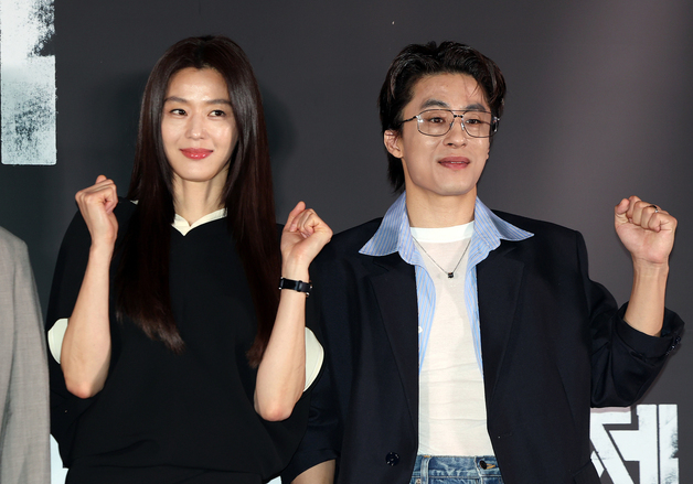 파이팅 외치는 전지현·구교환