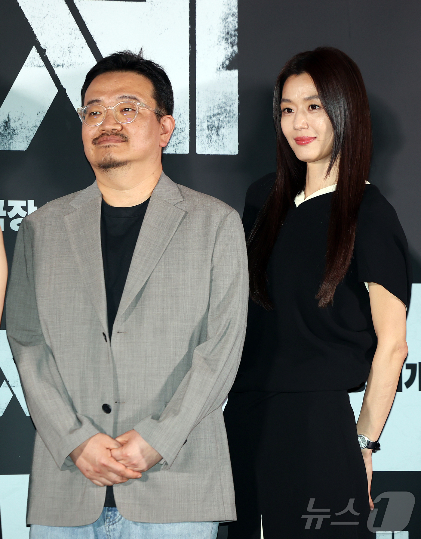 (서울=뉴스1) 김진환 기자 = 배우 전지현이 20일 서울 용산구 CGV용산아이파크몰에서 열린 영화 '군체' 기자간담회에 참석해 연상호 감독(왼쪽)과 포즈를 취하고 있다.'군체'는 …