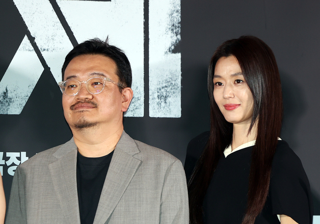 연상호 감독과 포즈 취하는 전지현