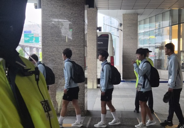 수원과 격돌 앞둔 북한 내고향, 경기장 나서며 껌 씹거나 옅은 미소도