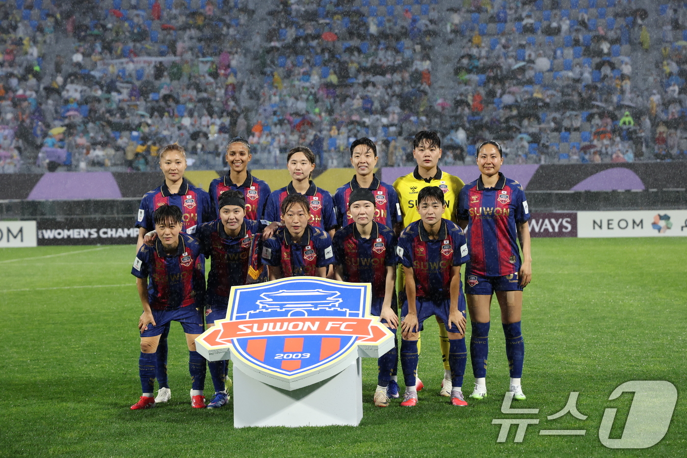 (서울=뉴스1) 박지혜 기자 = 20일 경기 수원시 수원종합운동장에서 열린 2025-2026 아시아축구연맹(AFC) 여자 챔피언스리그(AWCL) 4강 수원FC 위민과 북한 내고향여 …