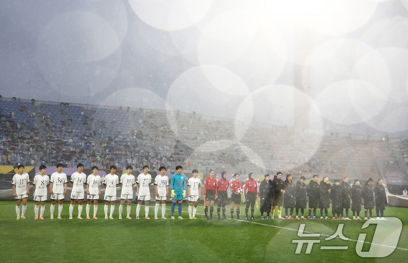 (수원=뉴스1) 김민지 기자 = 20일 오후 경기 수원시 수원종합운동장에서 열린 2025-26 아시아축구연맹(AFC) 여자 챔피언스리그(AWCL) 4강전 수원FC 위민과 북한 내고 …