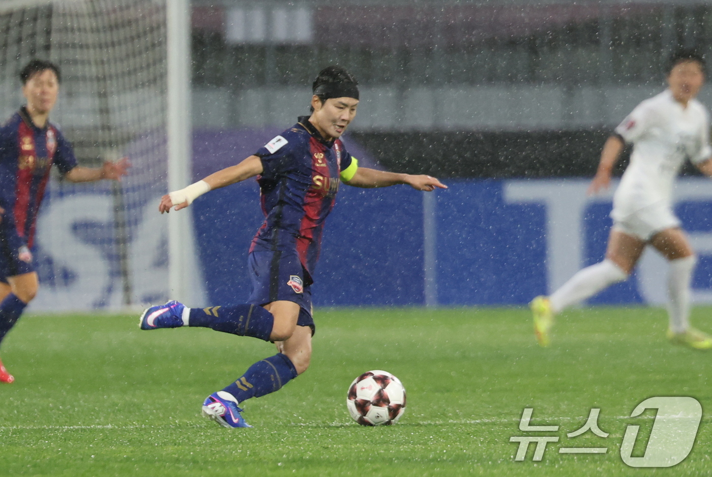 (수원=뉴스1) 박지혜 기자 = 20일 경기 수원시 수원종합운동장에서 열린 2025-2026 아시아축구연맹(AFC) 여자 챔피언스리그(AWCL) 4강 수원FC 위민과 북한 내고향여 …