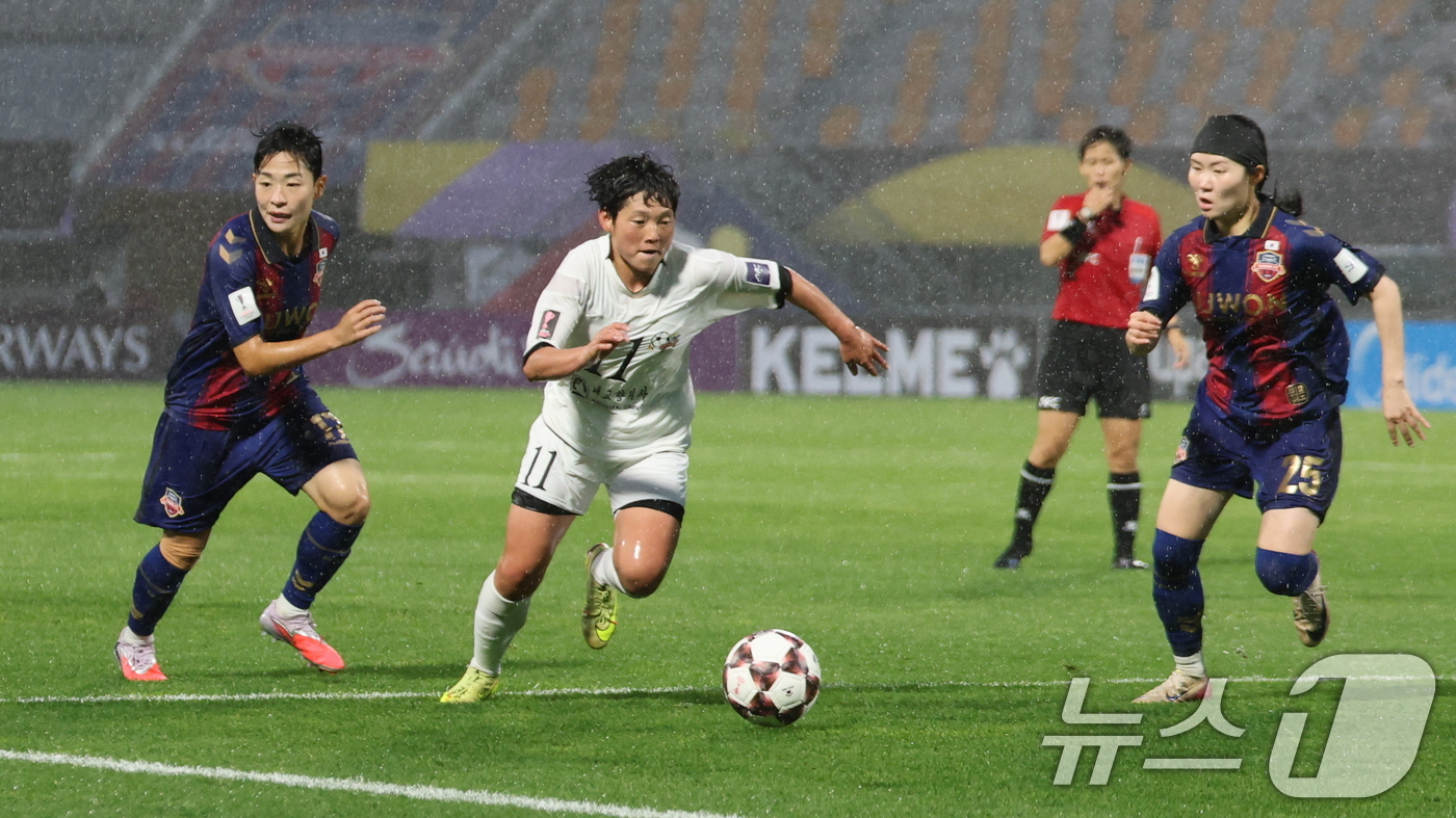 (수원=뉴스1) 박지혜 기자 = 20일 경기 수원시 수원종합운동장에서 열린 2025-2026 아시아축구연맹(AFC) 여자 챔피언스리그(AWCL) 4강 수원FC 위민과 북한 내고향여 …