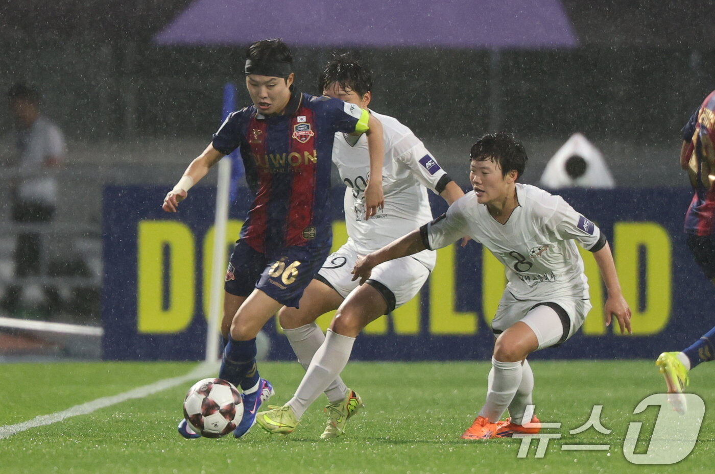 본문 이미지 - 20일 경기 수원시 수원종합운동장에서 열린 2025-2026 아시아축구연맹(AFC) 여자 챔피언스리그(AWCL) 4강 수원FC 위민과 북한 내고향여자축구단의 경기, 수원FC 위민 지소연이 드리블을 하고 있다. 2026.5.20 ⓒ 뉴스1 박지혜 기자