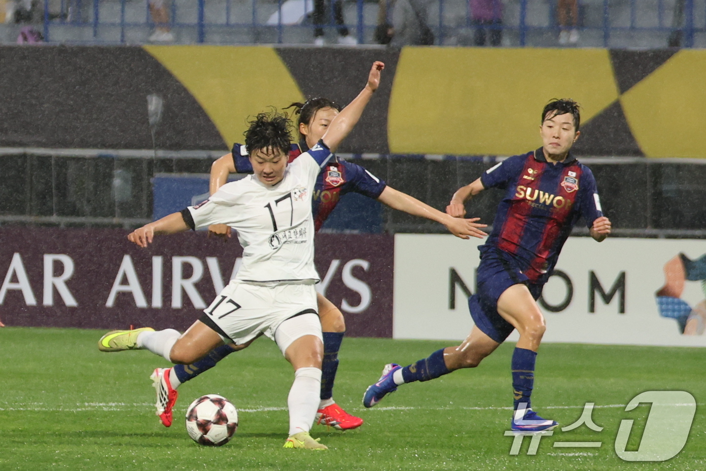 (수원=뉴스1) 박지혜 기자 = 20일 경기 수원시 수원종합운동장에서 열린 2025-2026 아시아축구연맹(AFC) 여자 챔피언스리그(AWCL) 4강 수원FC 위민과 북한 내고향여 …