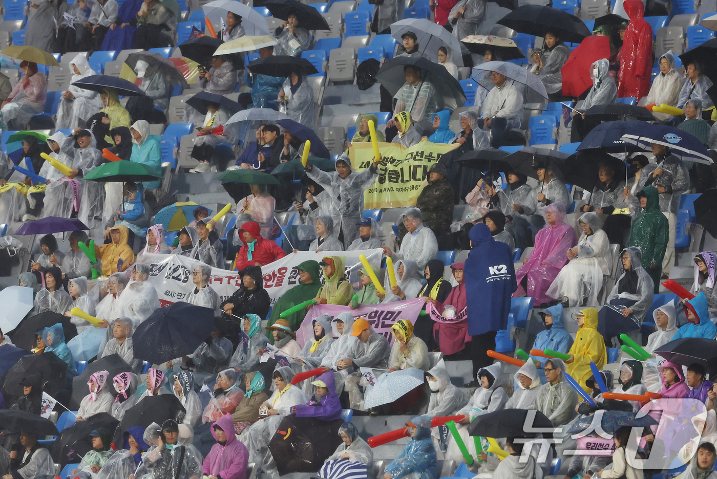 (수원=뉴스1) 김민지 기자 = 20일 오후 경기 수원시 수원종합운동장에서 열린 2025-26 아시아축구연맹(AFC) 여자 챔피언스리그(AWCL) 4강전 수원FC 위민과 북한 내고 …