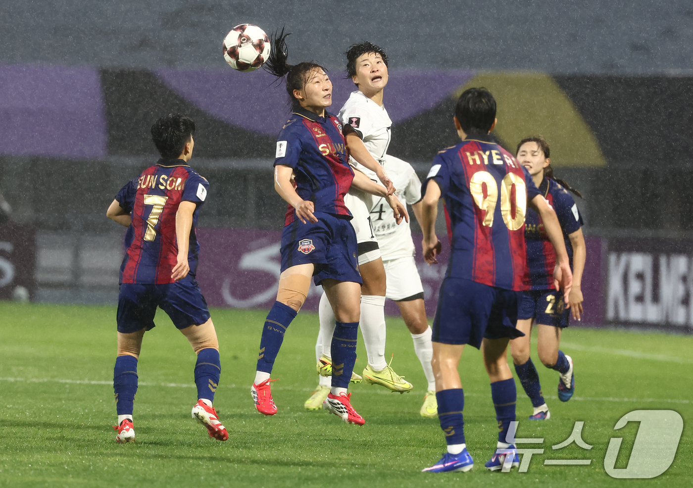 (수원=뉴스1) 김민지 기자 = 20일 오후 경기 수원시 수원종합운동장에서 열린 2025-26 아시아축구연맹(AFC) 여자 챔피언스리그(AWCL) 4강전 수원FC 위민과 북한 내고 …