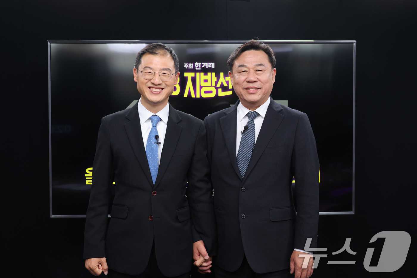 (서울=뉴스1) 국회사진기자단 = 더불어민주당 김상욱(왼쪽), 진보당 김종훈 울산시장 후보가 20일 서울 마포구 공덕동 한겨레신문사 스튜디오에서 열린 6·3 지방선거 울산시장 후보 …