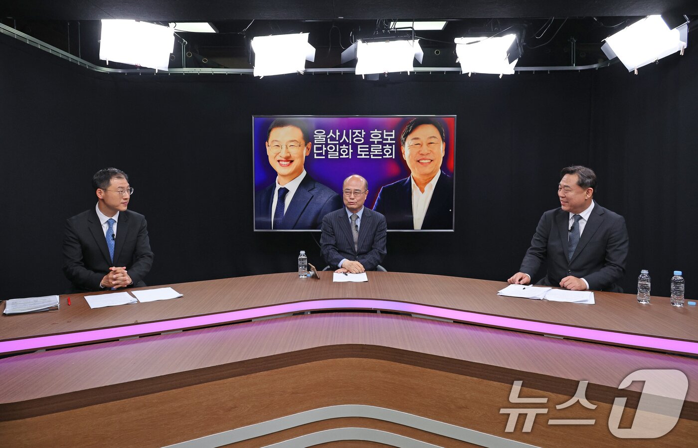 본문 이미지 - 더불어민주당 김상욱(왼쪽), 진보당 김종훈(오른쪽) 울산시장 후보가 20일 서울 마포구 공덕동 한겨레신문사 스튜디오에서 열린 6·3 지방선거 울산시장 후보 단일화 토론회에 앞서 사회자인 성한용 한겨레신문 선임기자와 대화하고 있다. 2026.5.20 ⓒ 뉴스1 국회사진기자단