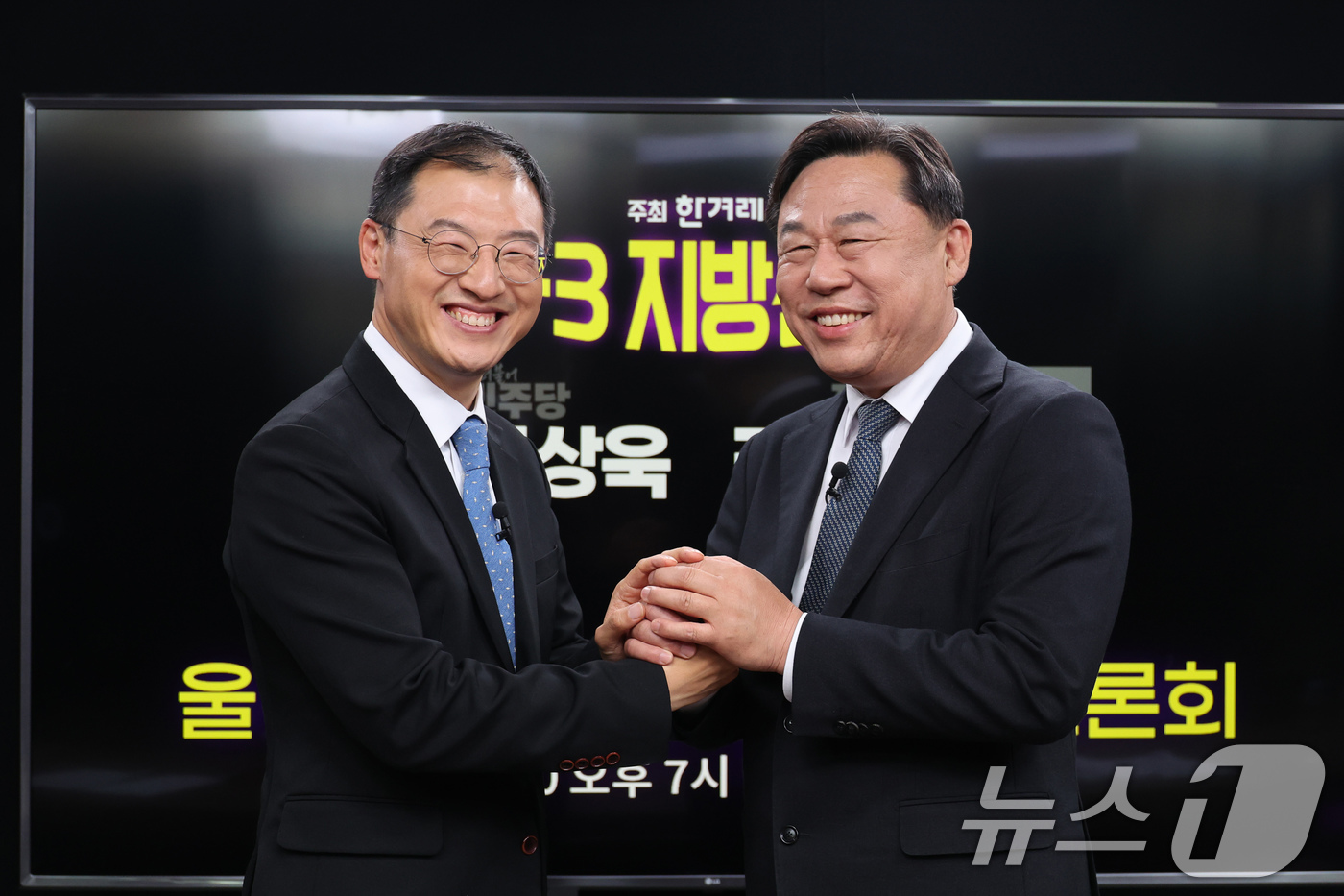 (서울=뉴스1) 국회사진기자단 = 더불어민주당 김상욱(왼쪽), 진보당 김종훈 울산시장 후보가 20일 서울 마포구 공덕동 한겨레신문사 스튜디오에서 열린 6·3 지방선거 울산시장 후보 …