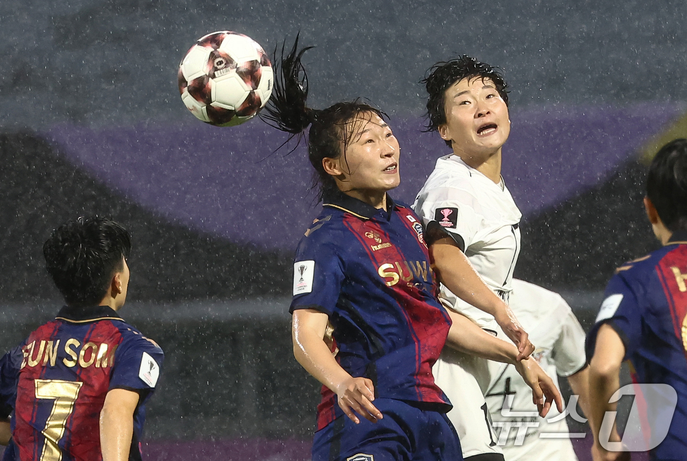 (수원=뉴스1) 김민지 기자 = 20일 오후 경기 수원시 수원종합운동장에서 열린 2025-26 아시아축구연맹(AFC) 여자 챔피언스리그(AWCL) 4강전 수원FC 위민과 북한 내고 …