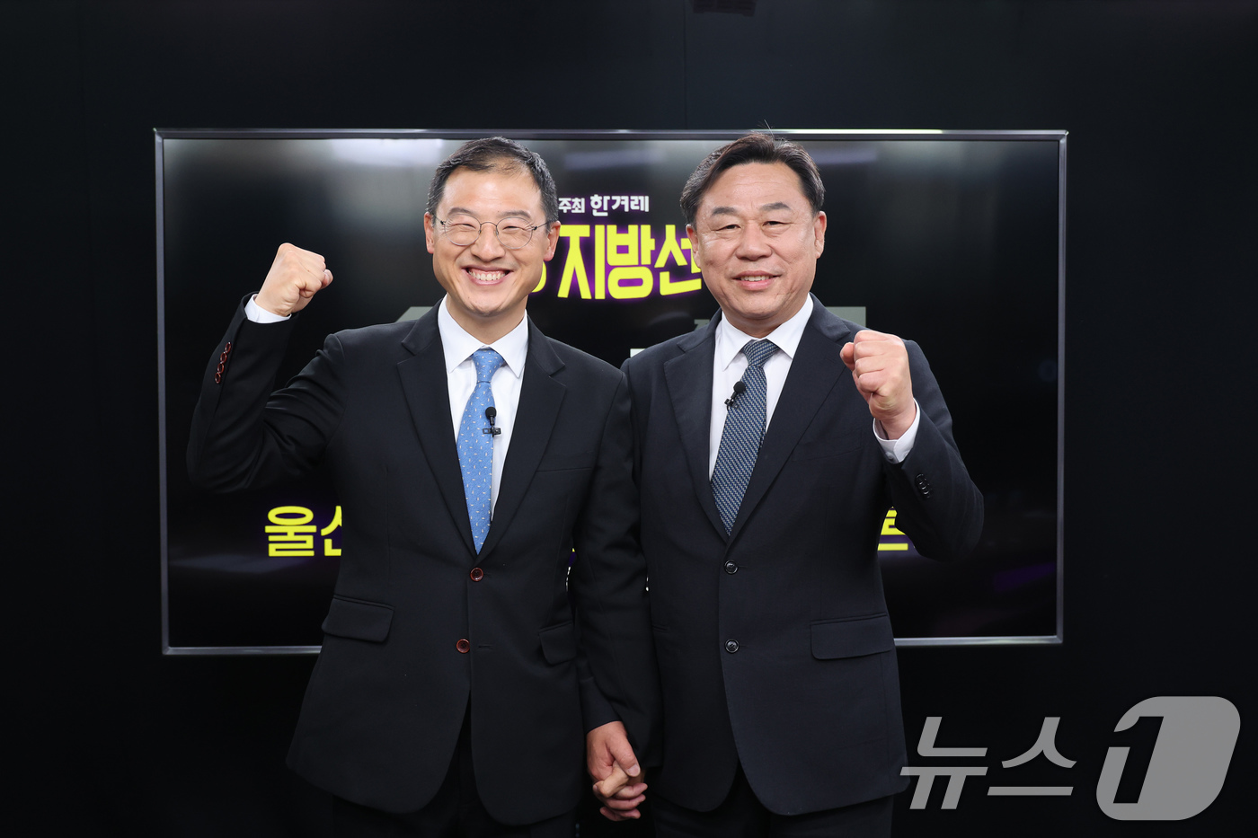 (서울=뉴스1) 국회사진기자단 = 더불어민주당 김상욱(왼쪽), 진보당 김종훈 울산시장 후보가 20일 서울 마포구 공덕동 한겨레신문사 스튜디오에서 열린 6·3 지방선거 울산시장 후보 …