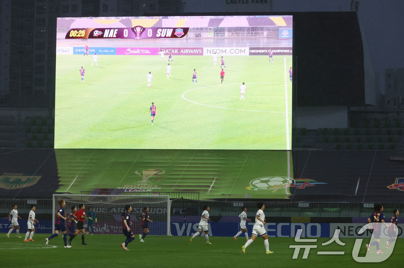 (수원=뉴스1) 김민지 기자 = 20일 오후 경기 수원시 수원종합운동장에서 열린 2025-26 아시아축구연맹(AFC) 여자 챔피언스리그(AWCL) 4강전 수원FC 위민과 북한 내고 …