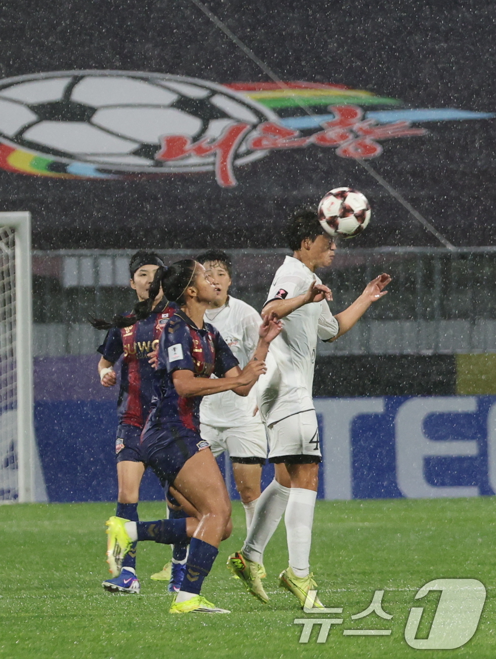 (수원=뉴스1) 박지혜 기자 = 20일 경기 수원시 수원종합운동장에서 열린 2025-2026 아시아축구연맹(AFC) 여자 챔피언스리그(AWCL) 4강 수원FC 위민과 북한 내고향여 …