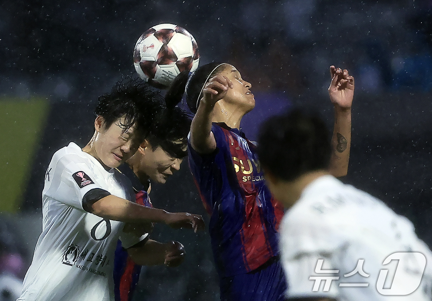 (수원=뉴스1) 박정호 기자 = 20일 오후 경기도 수원시 장안구 경수대로 수원종합운동장에서 열린 2025-2026 아시아축구연맹(AFC) 여자 챔피언스리그(AWCL) 4강 수원F …