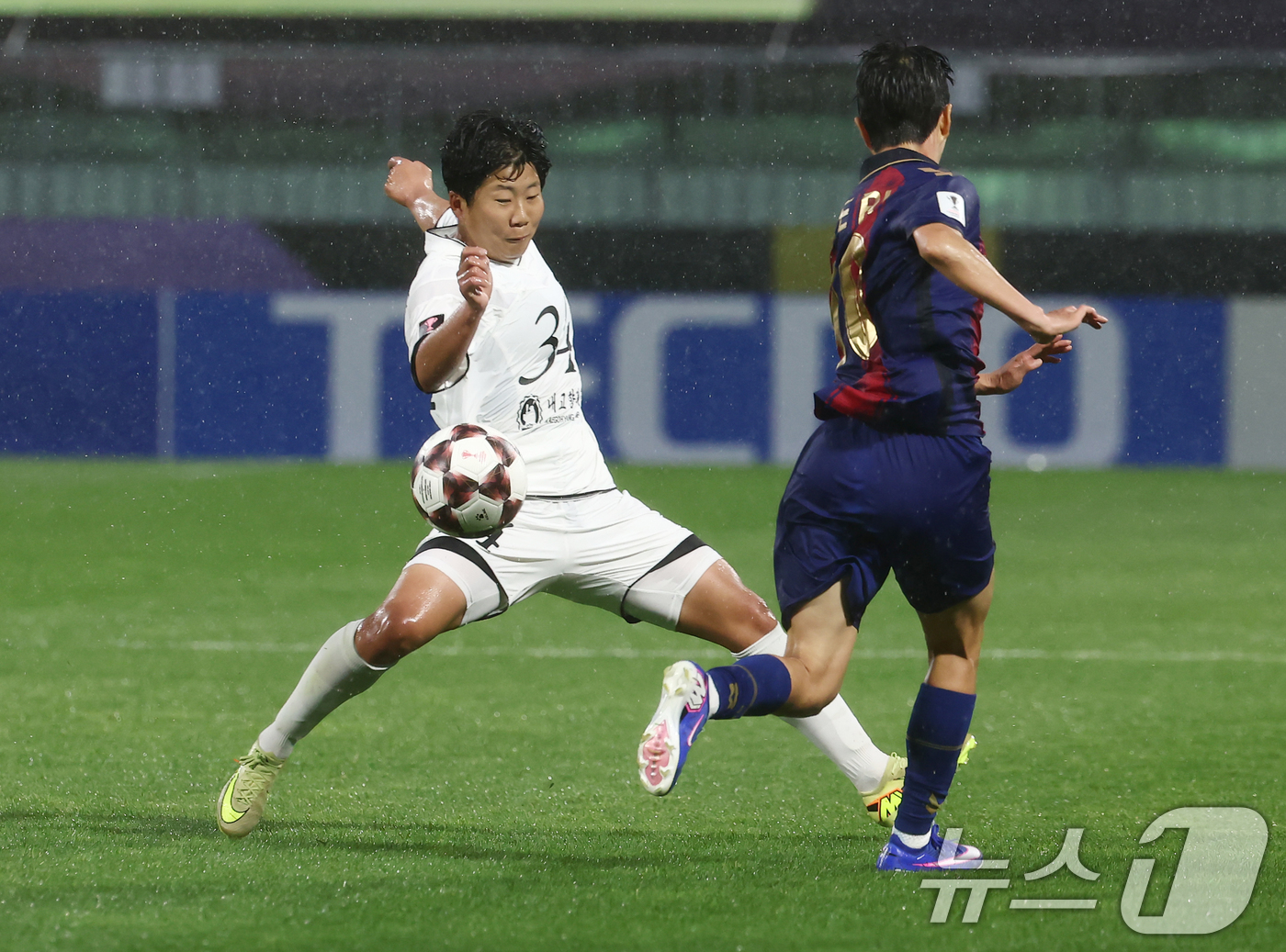 (수원=뉴스1) 김민지 기자 = 20일 오후 경기 수원시 수원종합운동장에서 열린 2025-26 아시아축구연맹(AFC) 여자 챔피언스리그(AWCL) 4강전 수원FC 위민과 북한 내고 …