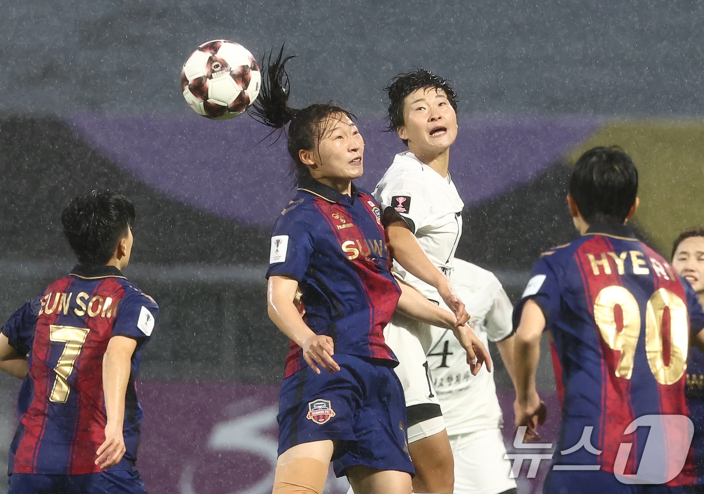 (수원=뉴스1) 김민지 기자 = 20일 오후 경기 수원시 수원종합운동장에서 열린 2025-26 아시아축구연맹(AFC) 여자 챔피언스리그(AWCL) 4강전 수원FC 위민과 북한 내고 …