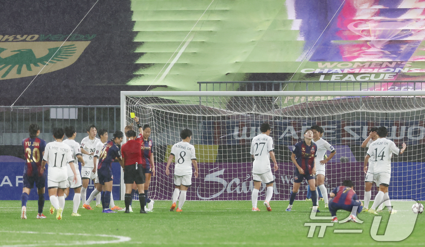 (수원=뉴스1) 김민지 기자 = 20일 오후 경기 수원시 수원종합운동장에서 열린 2025-26 아시아축구연맹(AFC) 여자 챔피언스리그(AWCL) 4강전 수원FC 위민과 북한 내고 …