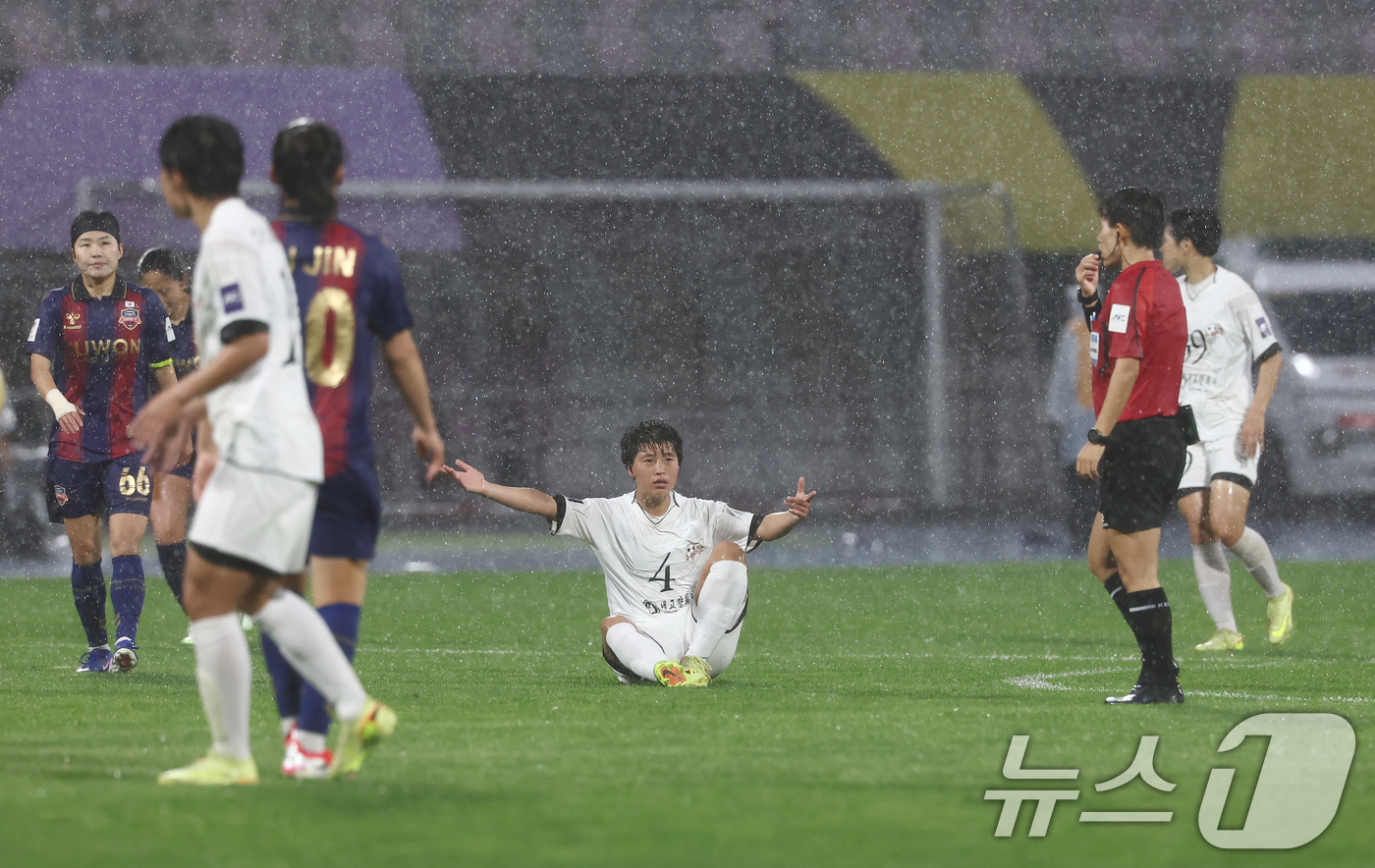 (수원=뉴스1) 김민지 기자 = 20일 오후 경기 수원시 수원종합운동장에서 열린 2025-26 아시아축구연맹(AFC) 여자 챔피언스리그(AWCL) 4강전 수원FC 위민과 북한 내고 …
