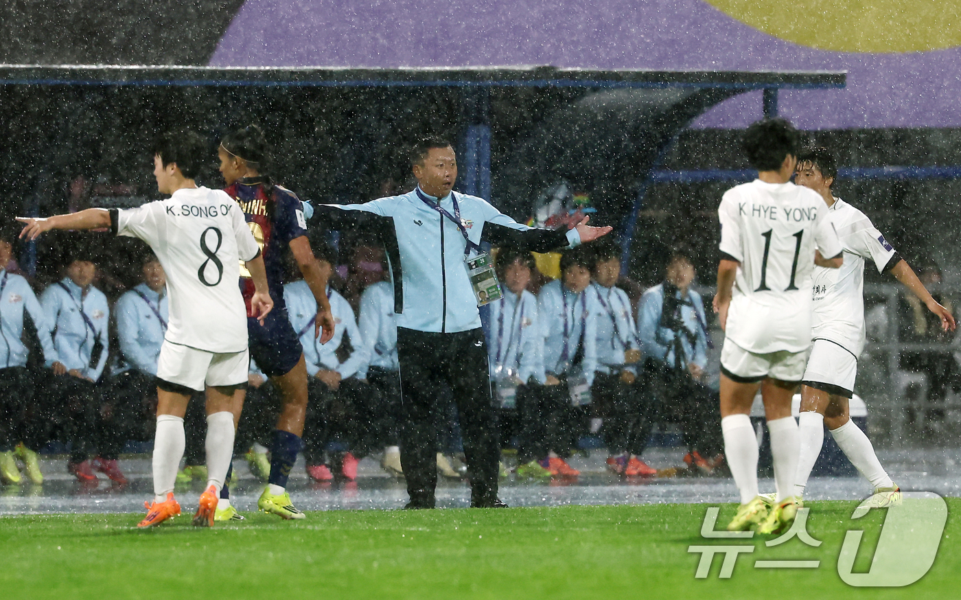 (수원=뉴스1) 김민지 기자 = 20일 오후 경기 수원시 수원종합운동장에서 열린 2025-26 아시아축구연맹(AFC) 여자 챔피언스리그(AWCL) 4강전 수원FC 위민과 북한 내고 …