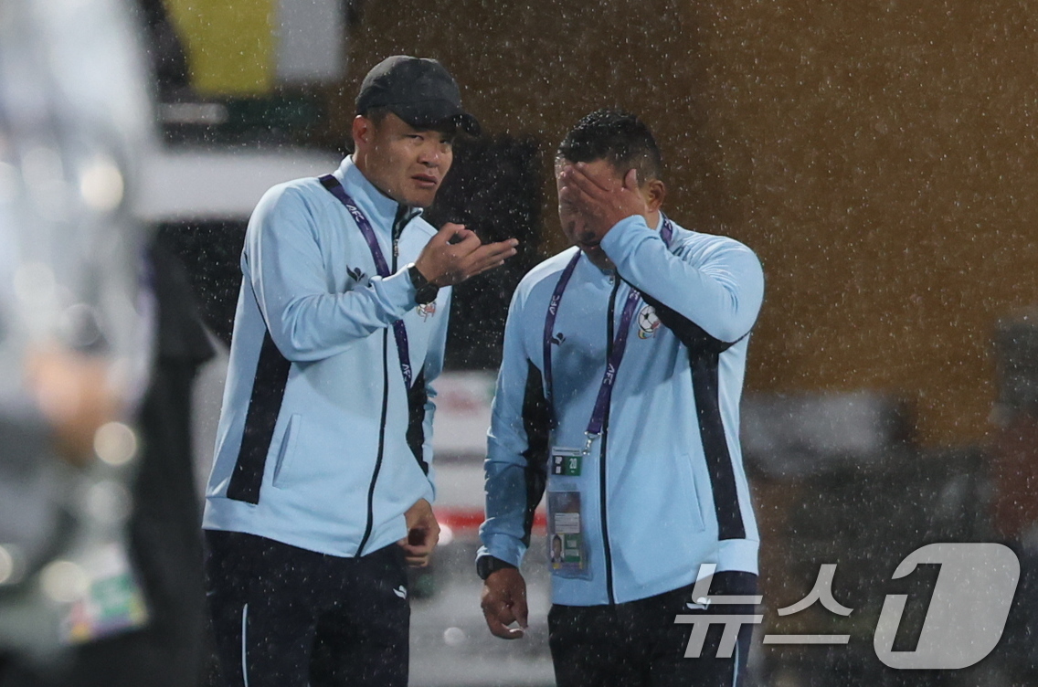 (수원=뉴스1) 박지혜 기자 = 20일 경기 수원시 수원종합운동장에서 열린 2025-2026 아시아축구연맹(AFC) 여자 챔피언스리그(AWCL) 4강 수원FC 위민과 북한 내고향여 …