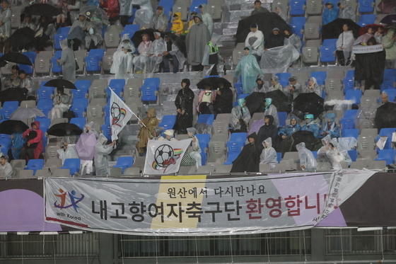 공동응원단의 내고향여자축구단 응원