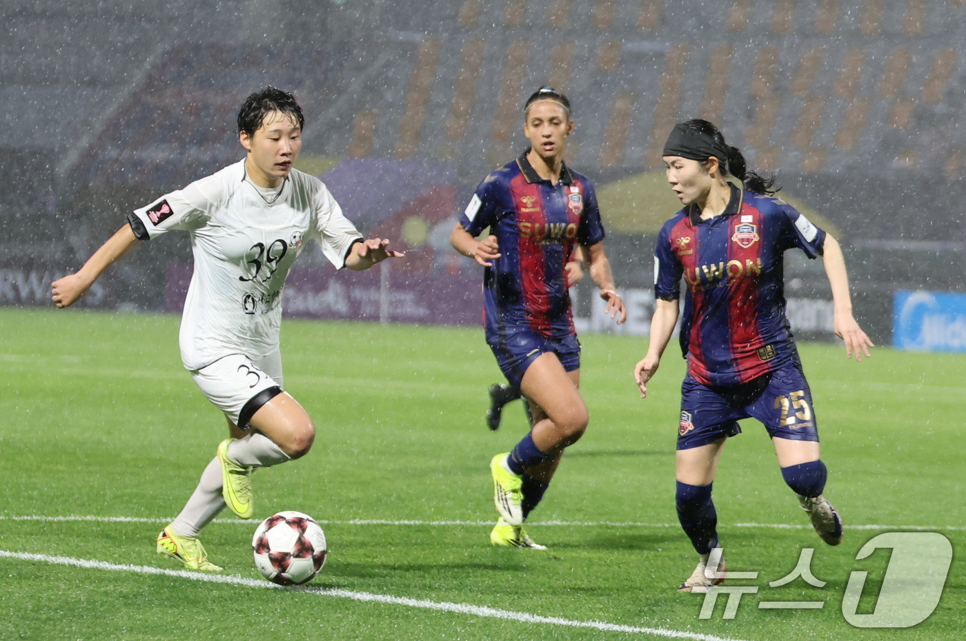 (수원=뉴스1) 박지혜 기자 = 20일 경기 수원시 수원종합운동장에서 열린 2025-2026 아시아축구연맹(AFC) 여자 챔피언스리그(AWCL) 4강 수원FC 위민과 북한 내고향여 …