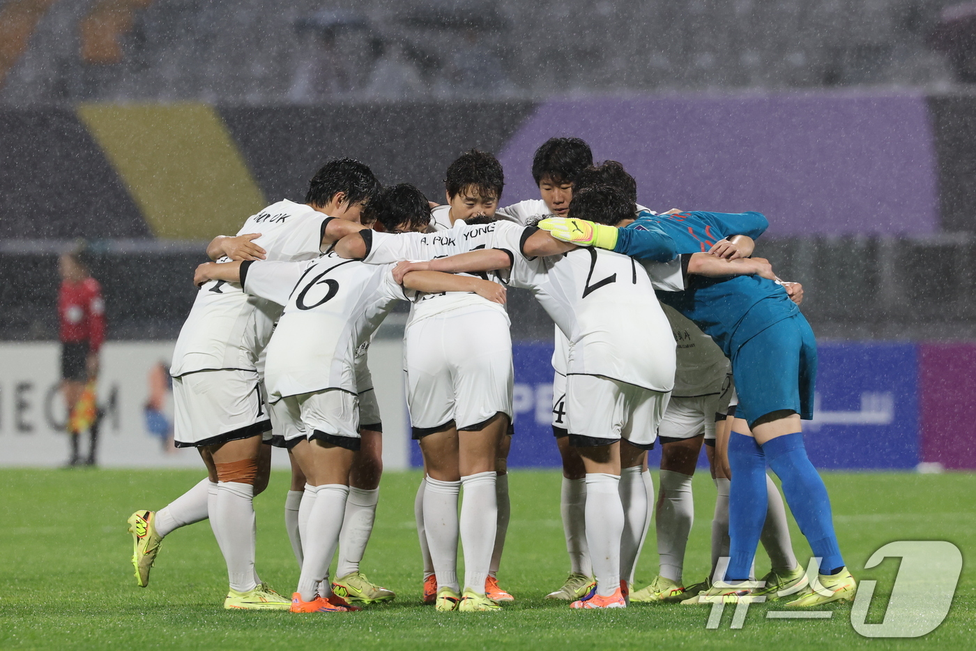 (수원=뉴스1) 박지혜 기자 = 20일 경기 수원시 수원종합운동장에서 열린 2025-2026 아시아축구연맹(AFC) 여자 챔피언스리그(AWCL) 4강 수원FC 위민과 북한 내고향여 …