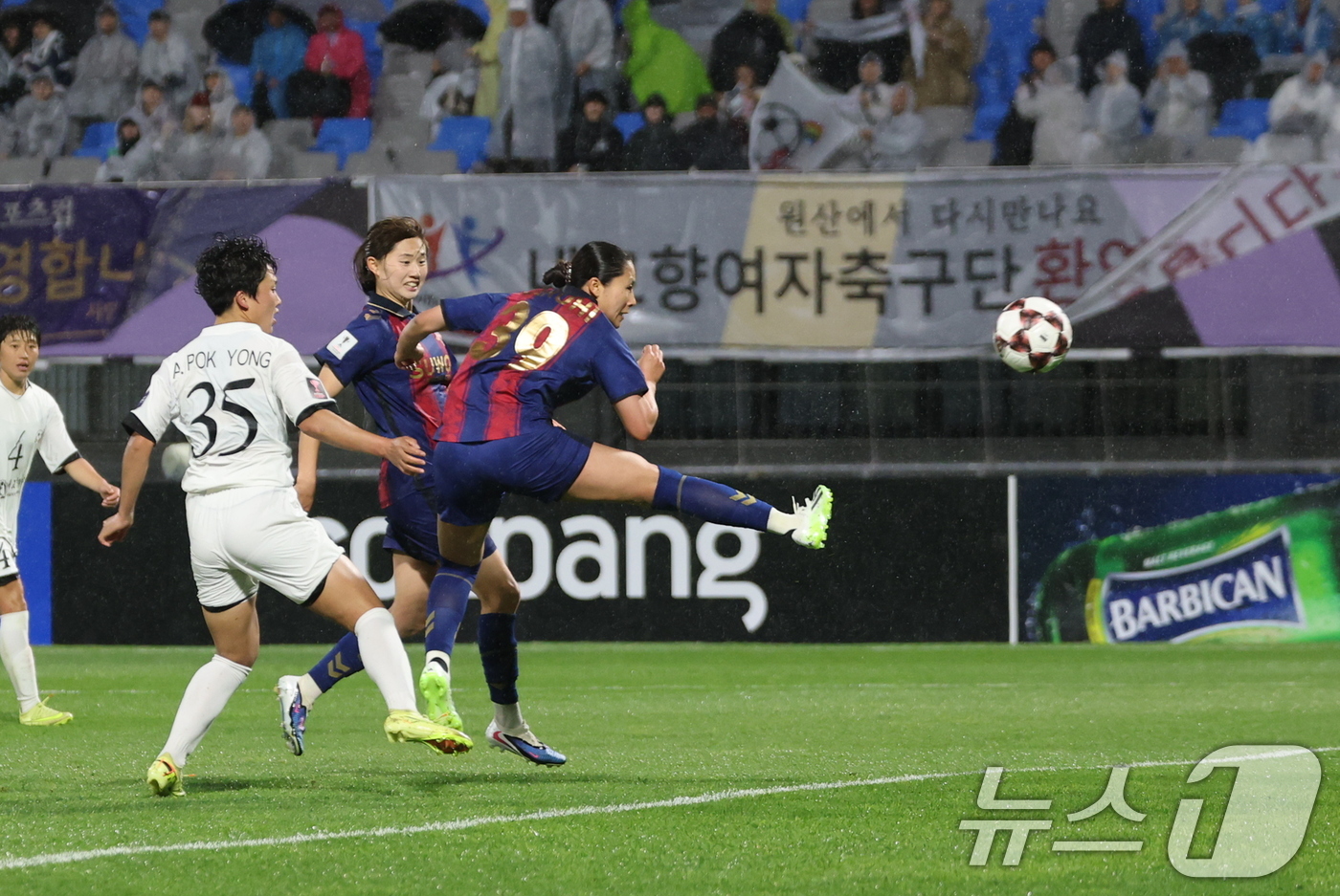(수원=뉴스1) 박지혜 기자 = 20일 경기 수원시 수원종합운동장에서 열린 2025-2026 아시아축구연맹(AFC) 여자 챔피언스리그(AWCL) 4강 수원FC 위민과 북한 내고향여 …