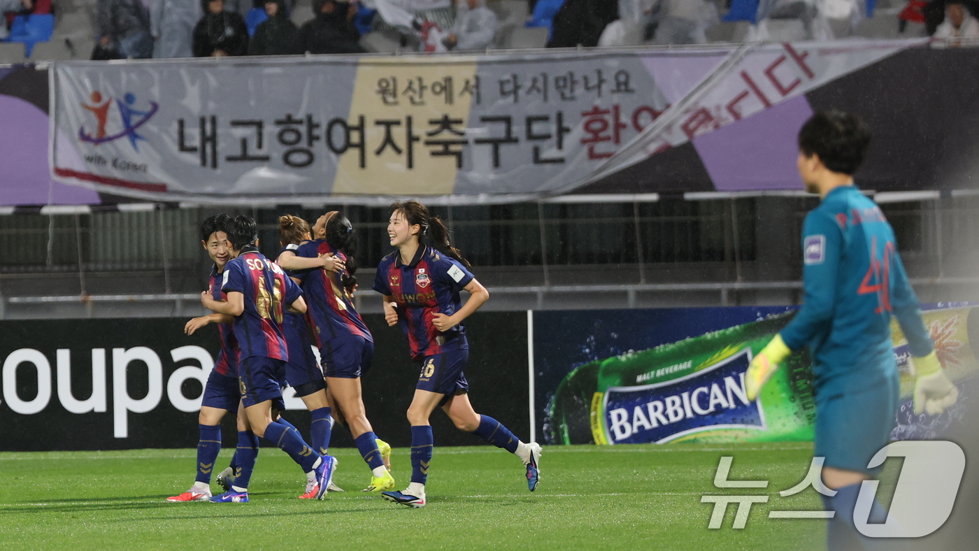 (뉴스1=뉴스1) 박지혜 기자 = 20일 오후 경기도 수원시 장안구 경수대로 수원종합운동장에서 열린 2025-2026 아시아축구연맹(AFC) 여자 챔피언스리그(AWCL) 4강 수원 …