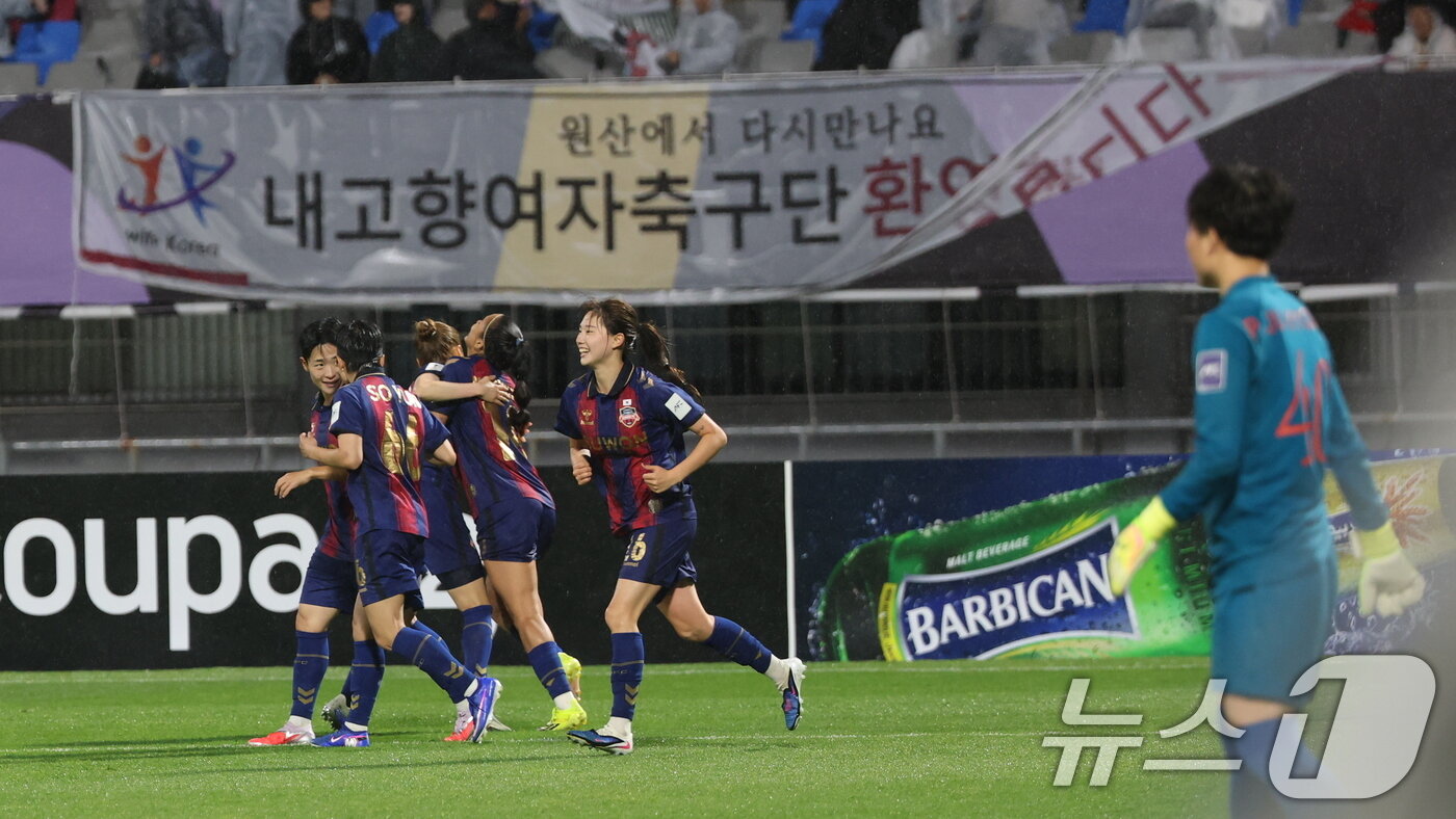 본문 이미지 - 20일 오후 경기도 수원시 장안구 경수대로 수원종합운동장에서 열린 2025-2026 아시아축구연맹(AFC) 여자 챔피언스리그(AWCL) 4강 수원FC 위민과 북한 내고향여자축구단의 경기에서 수원 하루히가 후반 선제골을 터트리고 기뻐하고 있다. 2026.5.20 ⓒ 뉴스1 박지혜 기자